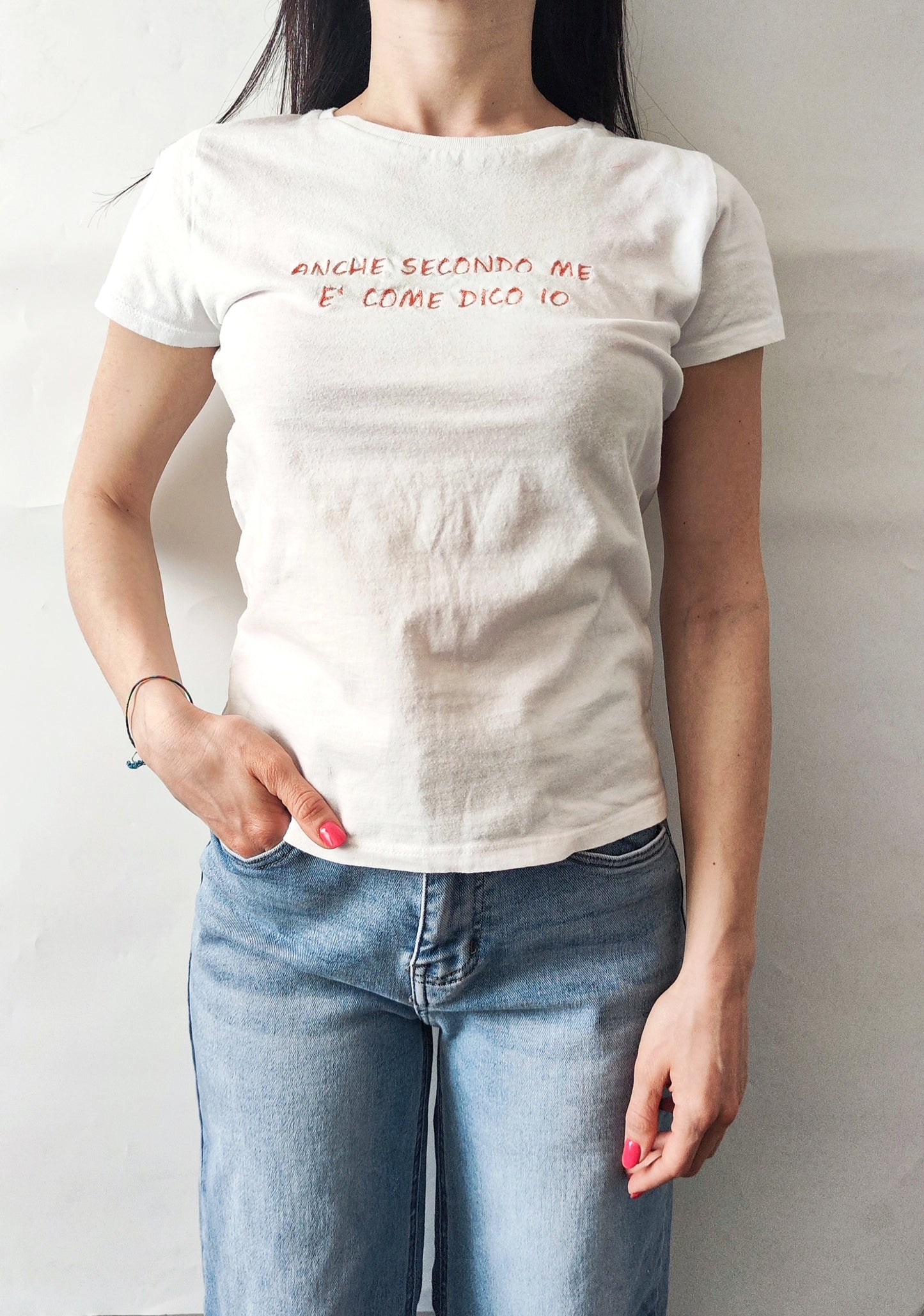 T-Shirt Ricamata "ANCHE SECONDO ME E' COME DICO IO" - T-SHIRT Maglietta Premium in 100% Cotone - MAGLIETTE PERSONALIZZATE CON RICAMO