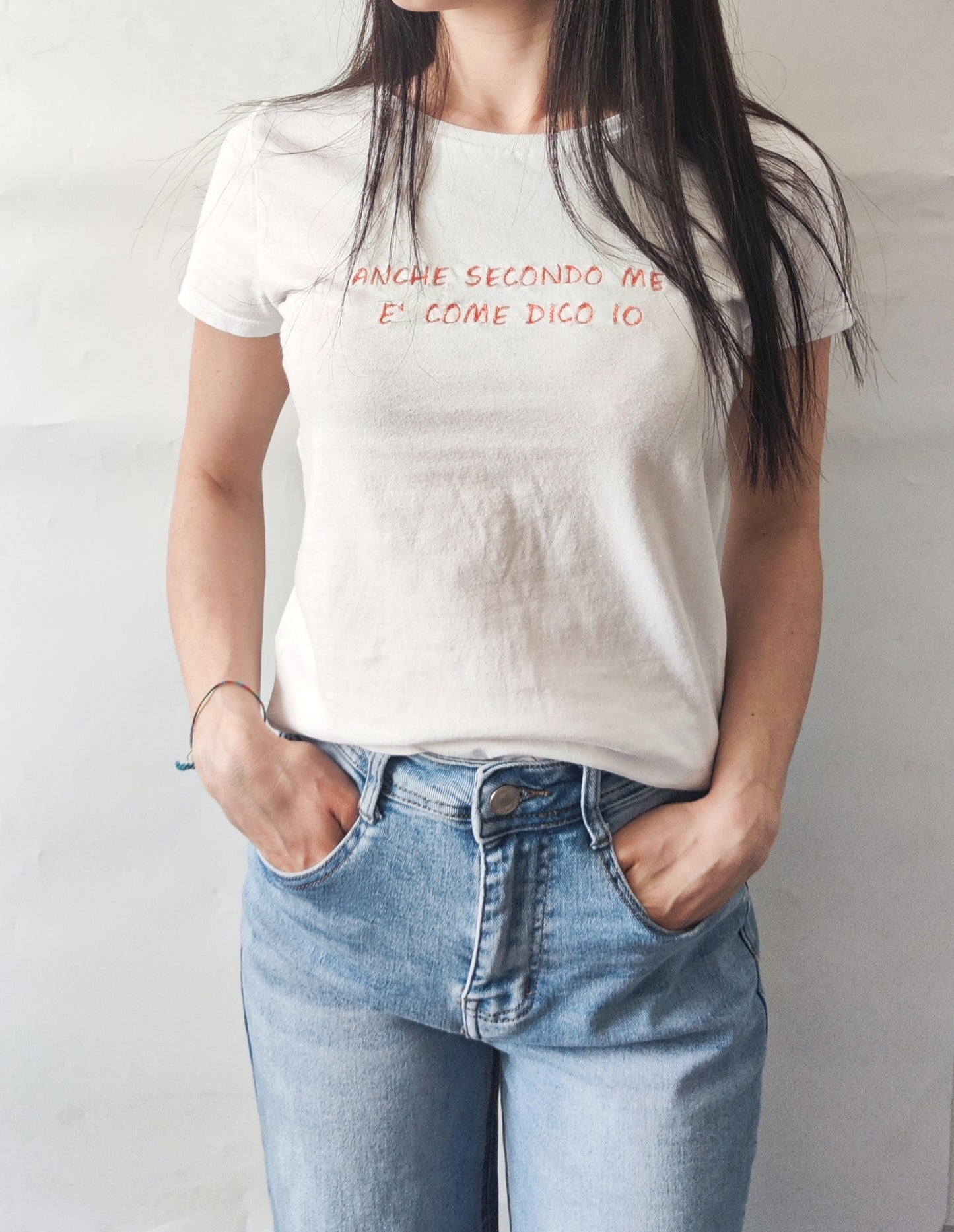 T-Shirt Ricamata "ANCHE SECONDO ME E' COME DICO IO" - T-SHIRT Maglietta Premium in 100% Cotone - MAGLIETTE PERSONALIZZATE CON RICAMO