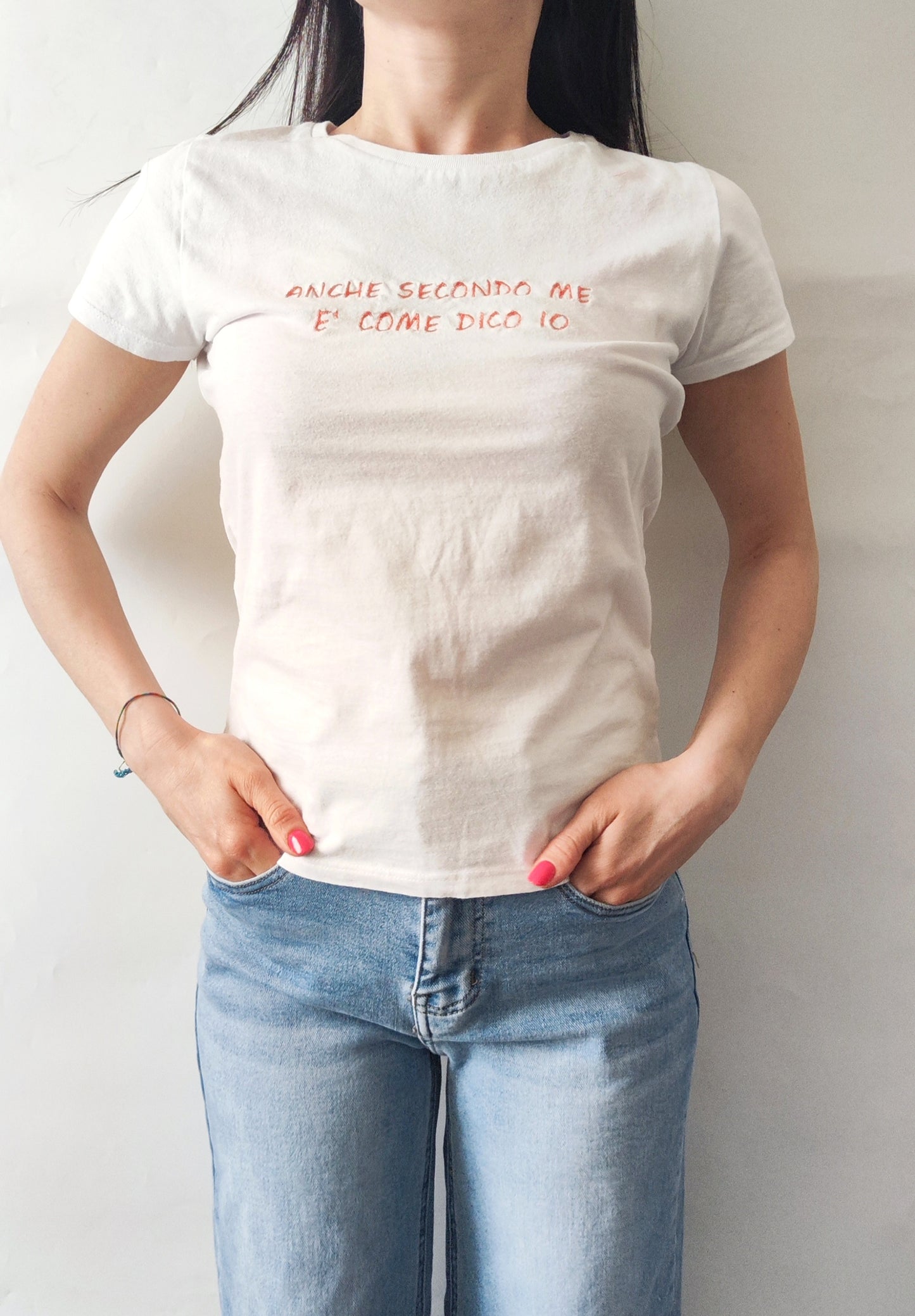 T-Shirt Ricamata "ANCHE SECONDO ME E' COME DICO IO" - T-SHIRT Maglietta Premium in 100% Cotone - MAGLIETTE PERSONALIZZATE CON RICAMO
