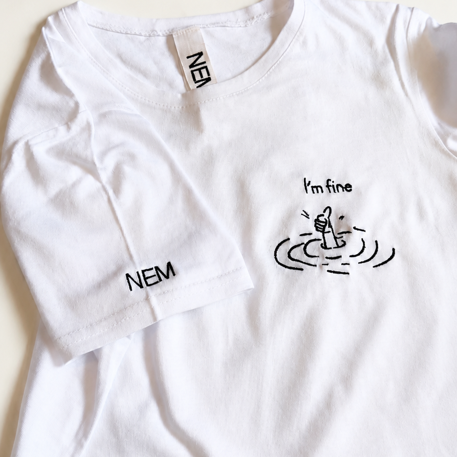 T-Shirt Ricamata “I’m Fine” – Maglietta Premium in 100% Cotone - MAGLIETTE PERSONALIZZATE CON RICAMO