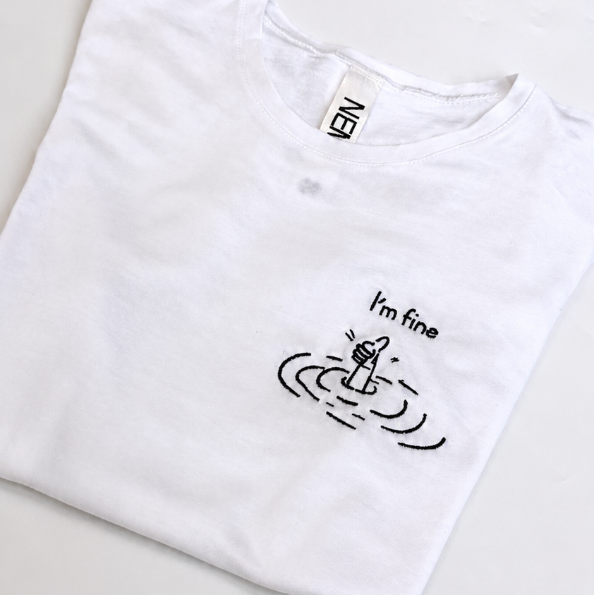 T-Shirt Ricamata “I’m Fine” – Maglietta Premium in 100% Cotone - MAGLIETTE PERSONALIZZATE CON RICAMO