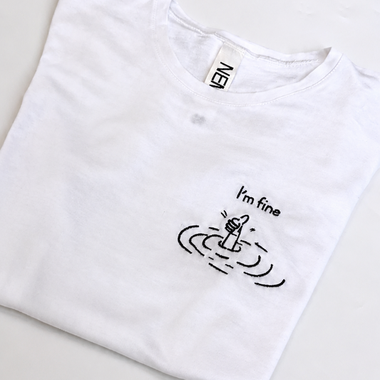T-Shirt Ricamata “I’m Fine” – Maglietta Premium in 100% Cotone - MAGLIETTE PERSONALIZZATE CON RICAMO
